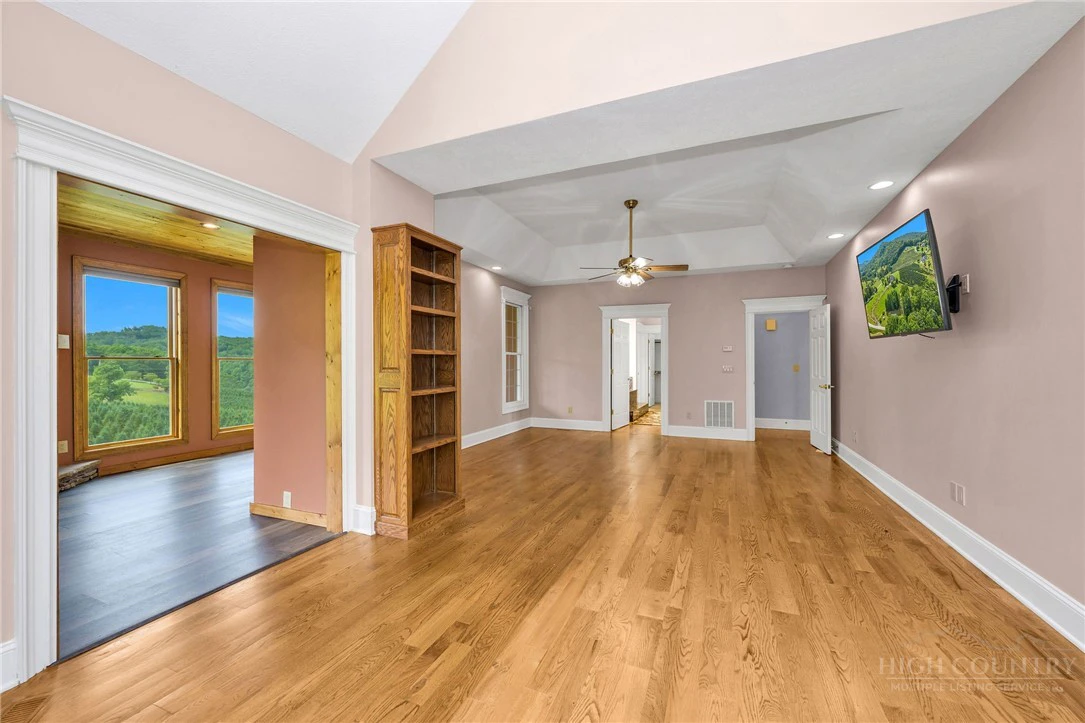 Image number 16 for the current listing