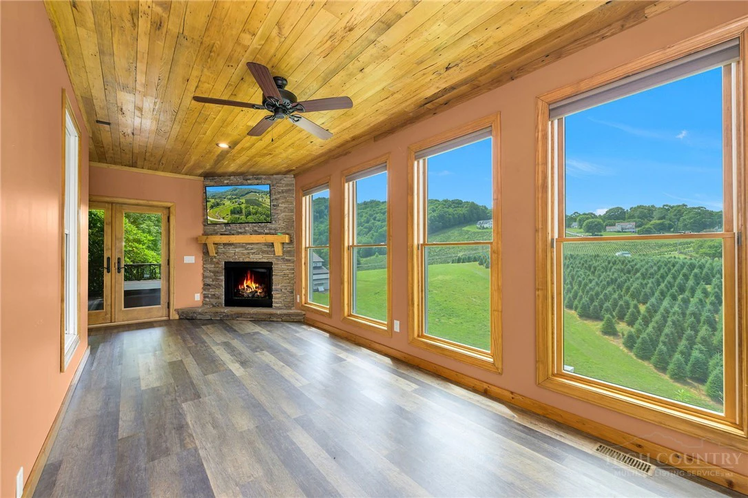 Image number 17 for the current listing