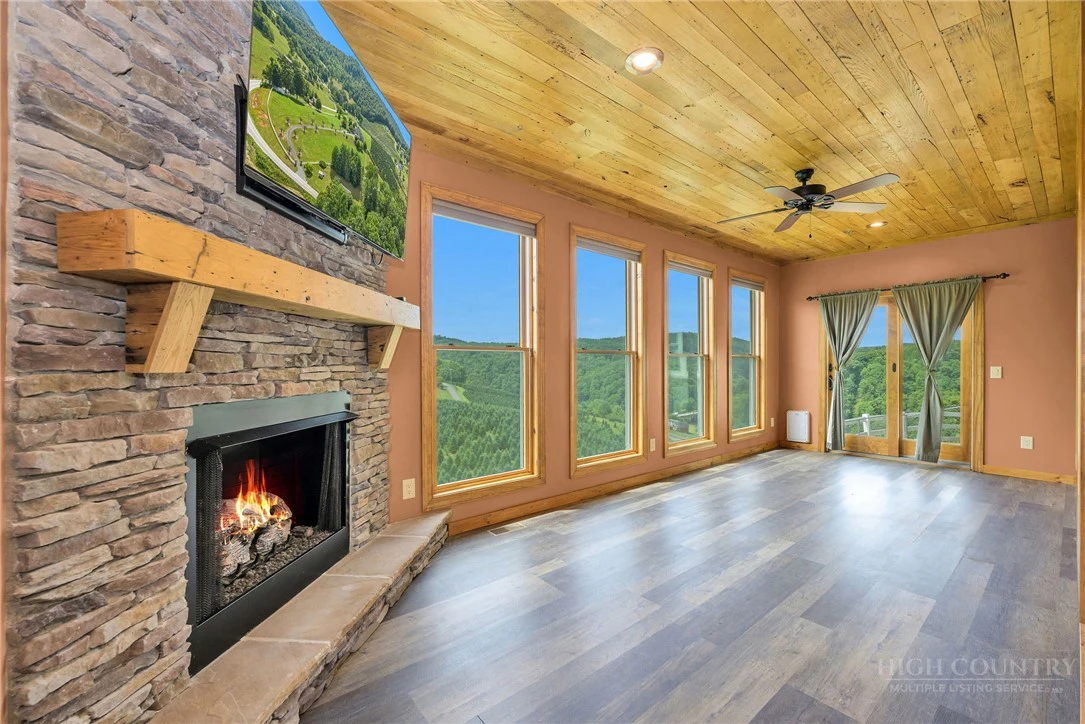 Image number 18 for the current listing