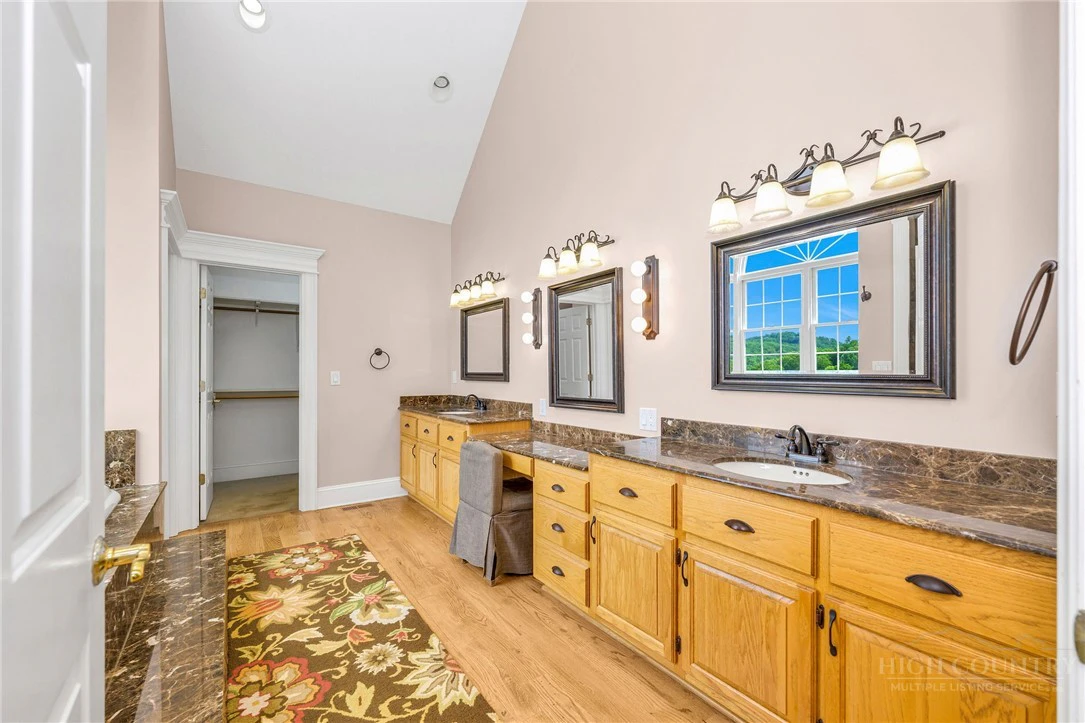 Image number 19 for the current listing