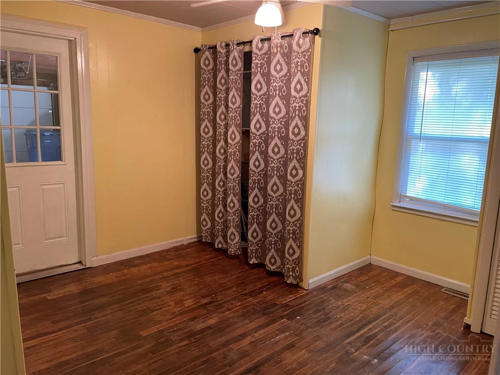Image number 14 for the current listing