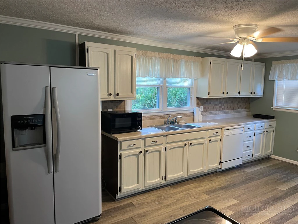 Image number 5 for the current listing