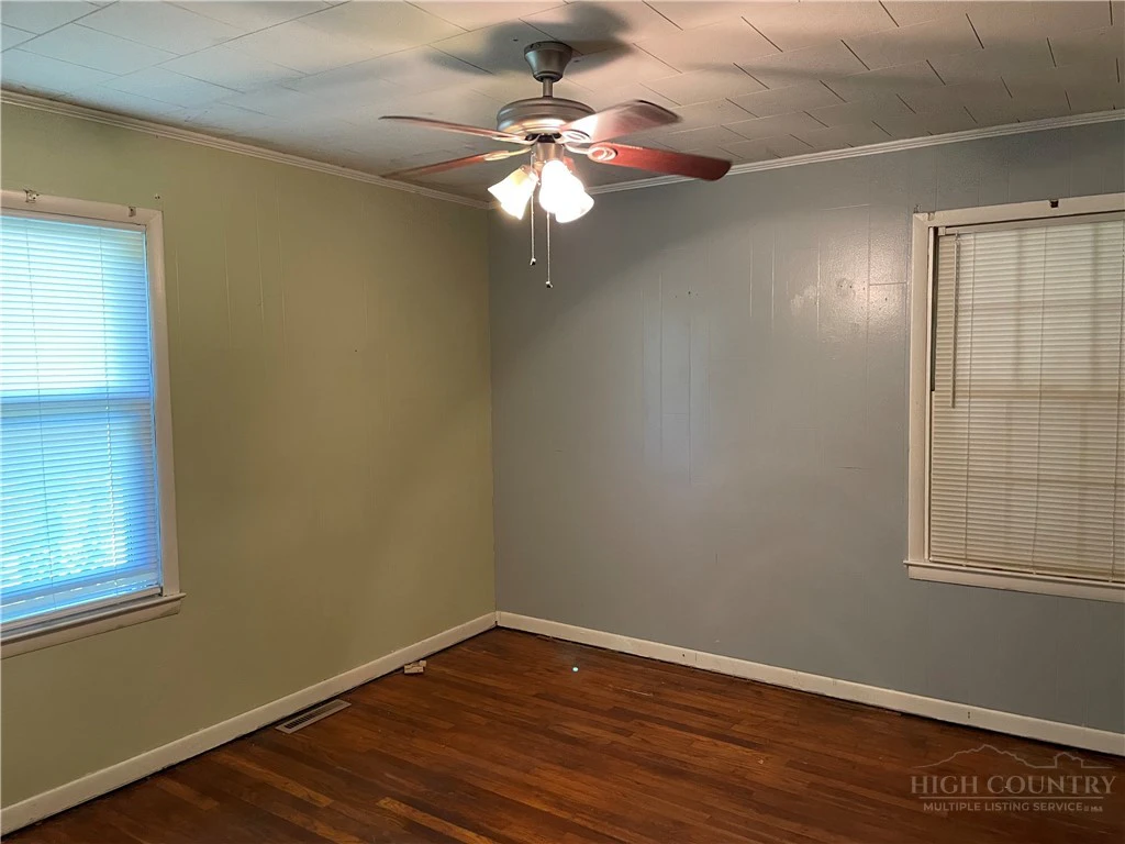 Image number 13 for the current listing