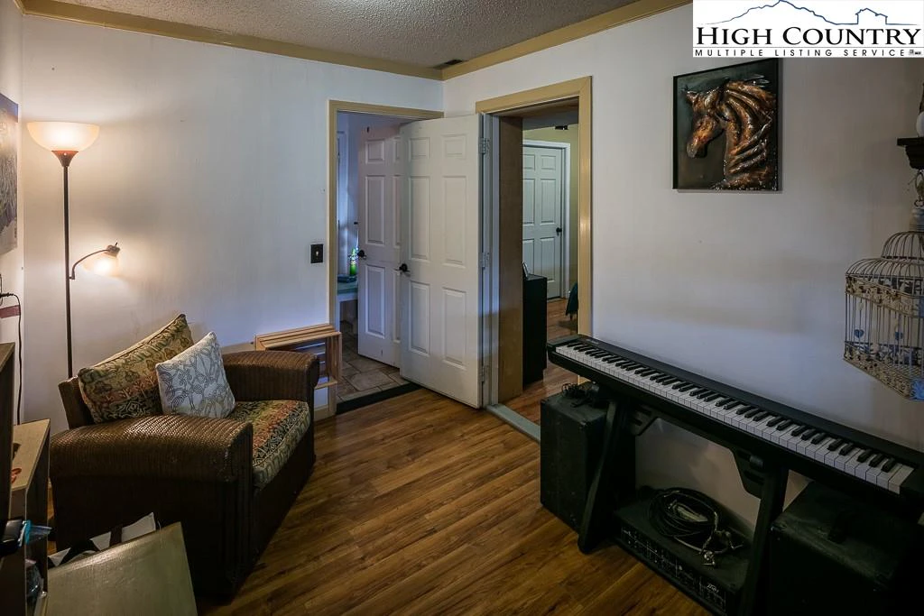 Image number 4 for the current listing