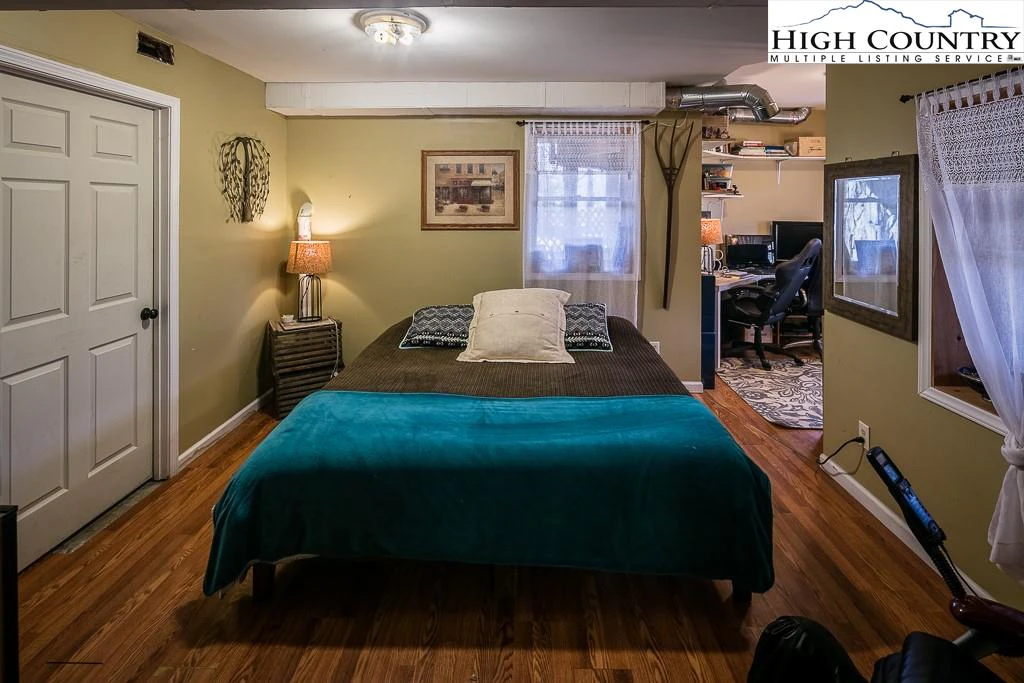 Image number 6 for the current listing