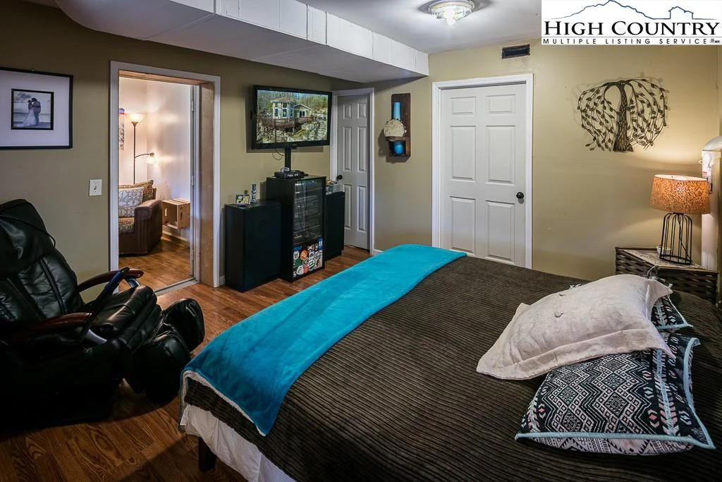 Image number 7 for the current listing