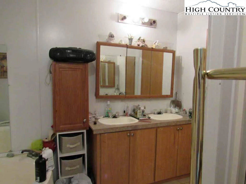 Image number 17 for the current listing