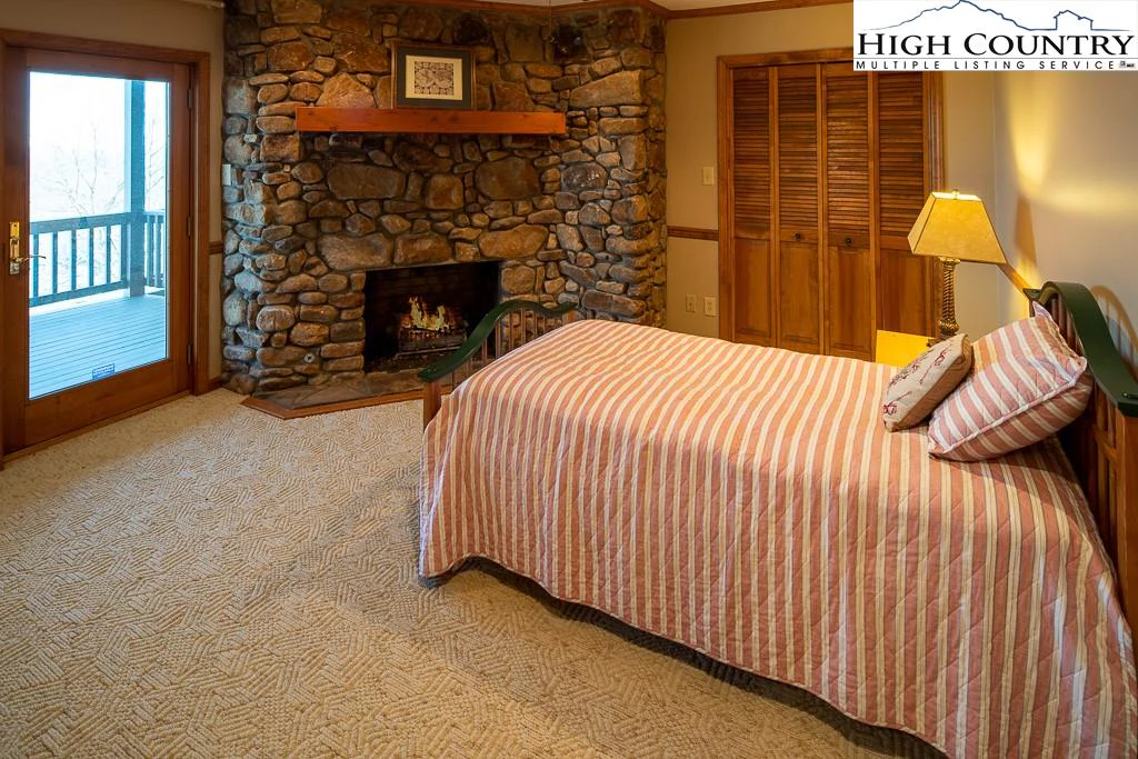 Image number 4 for the current listing