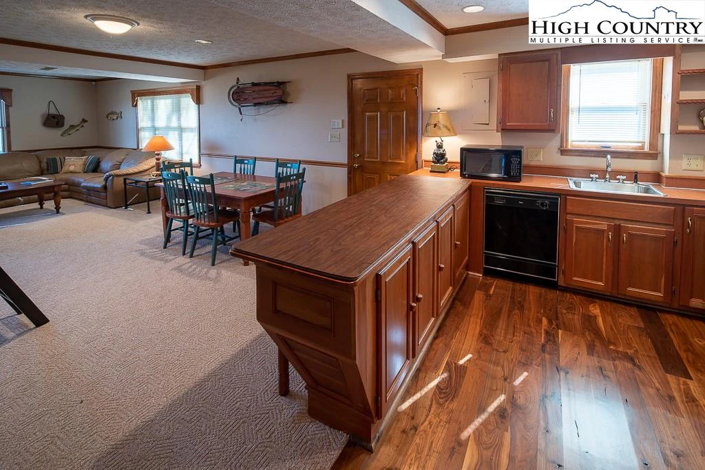 Image number 5 for the current listing