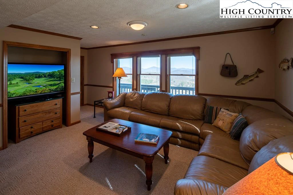 Image number 9 for the current listing