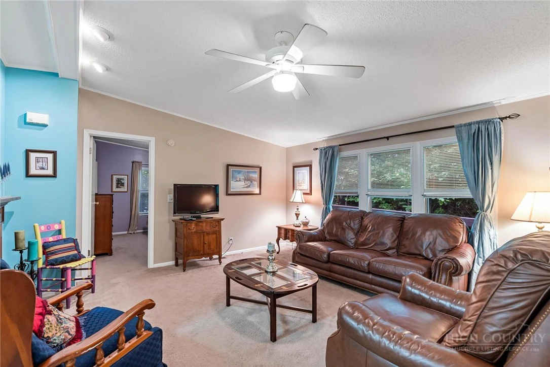 Image number 4 for the current listing