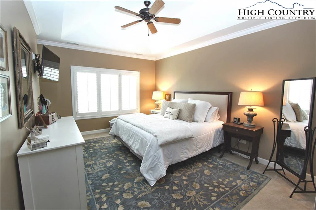 Image number 4 for the current listing