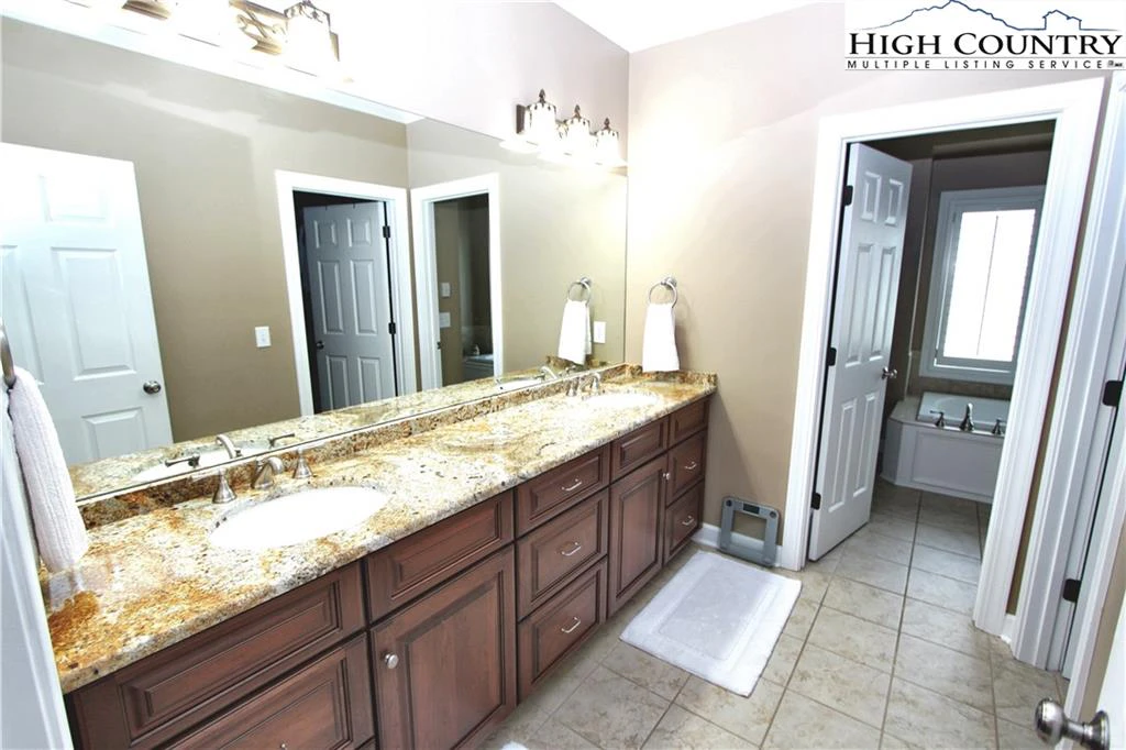Image number 6 for the current listing