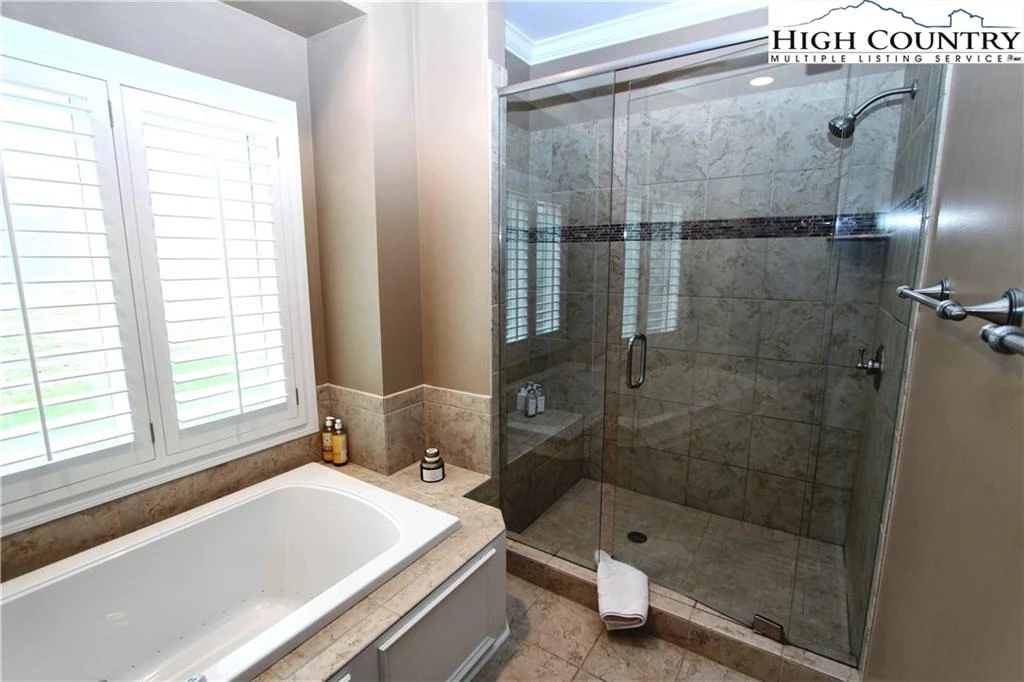 Image number 7 for the current listing