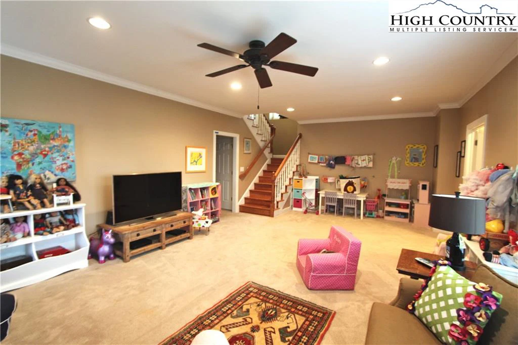 Image number 8 for the current listing