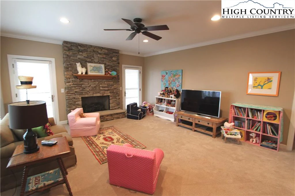 Image number 9 for the current listing