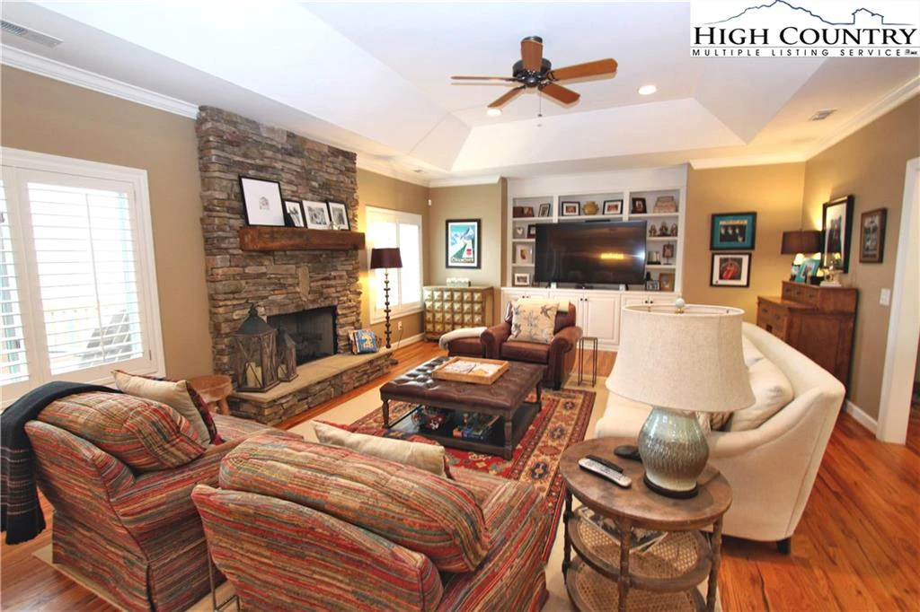 Image number 21 for the current listing