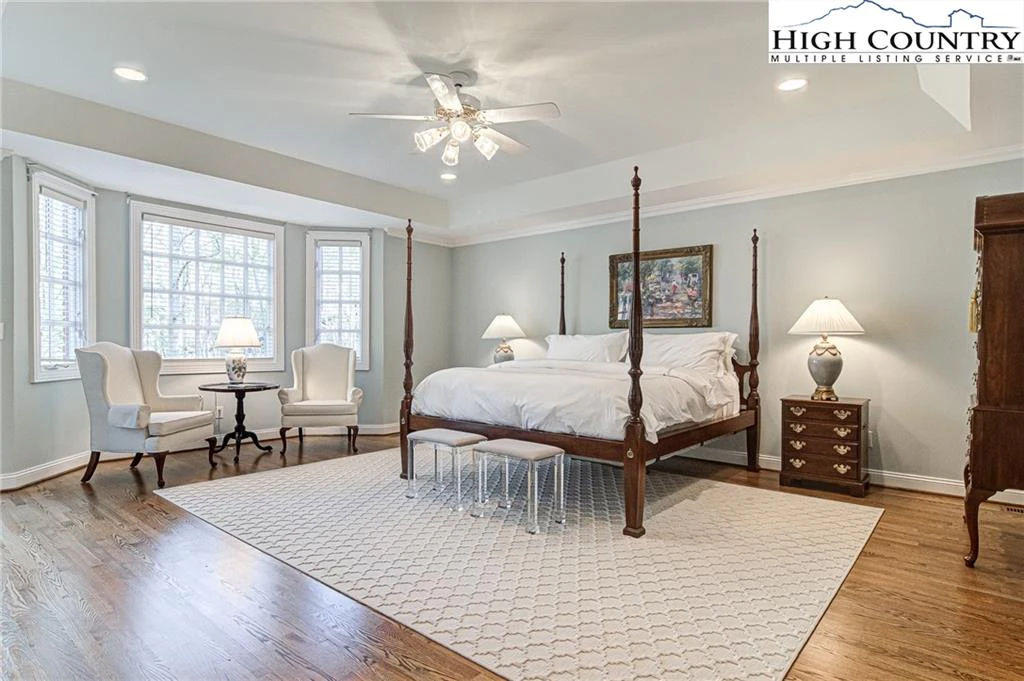 Image number 13 for the current listing