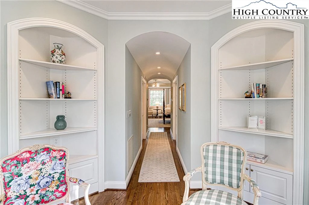 Image number 5 for the current listing
