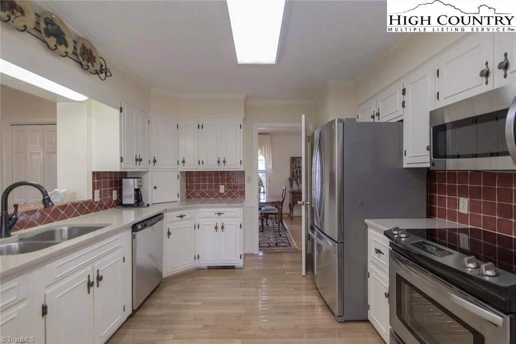 Image number 21 for the current listing