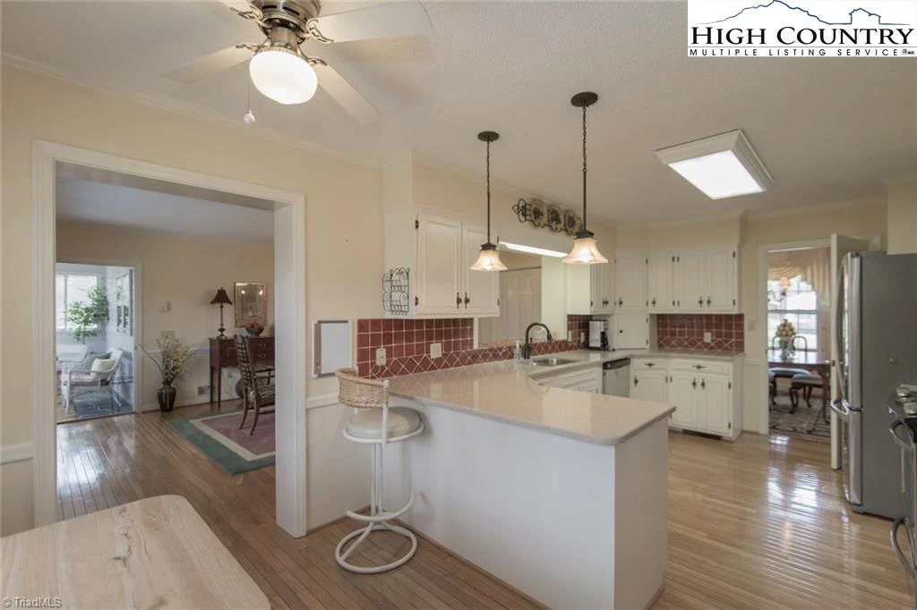 Image number 2 for the current listing