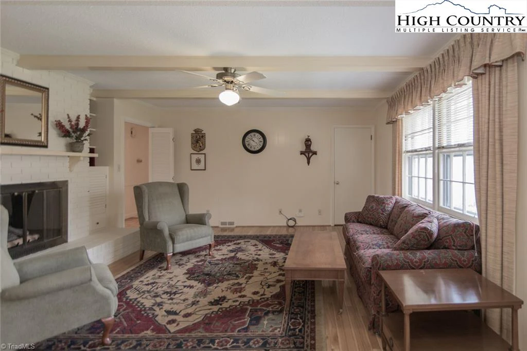 Image number 17 for the current listing