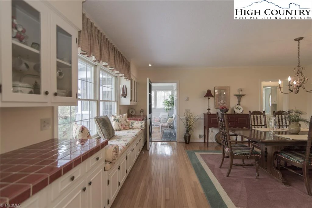 Image number 15 for the current listing