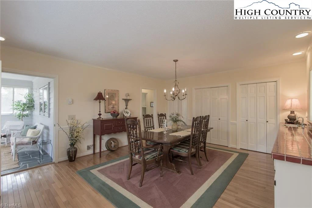 Image number 14 for the current listing