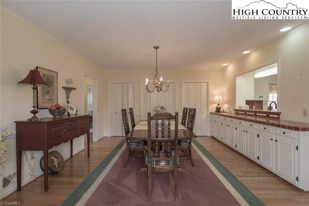 Image number 13 for the current listing