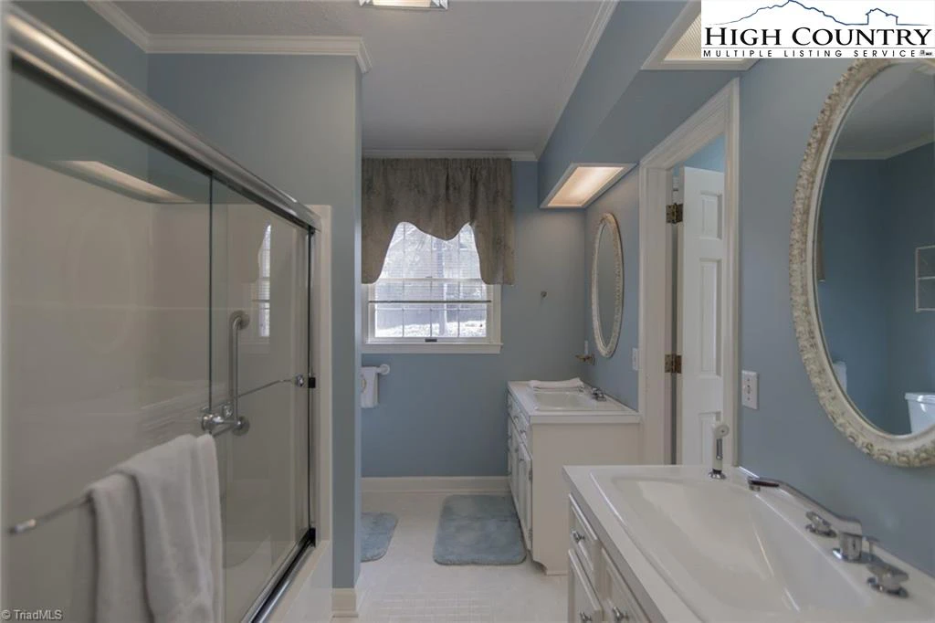 Image number 5 for the current listing