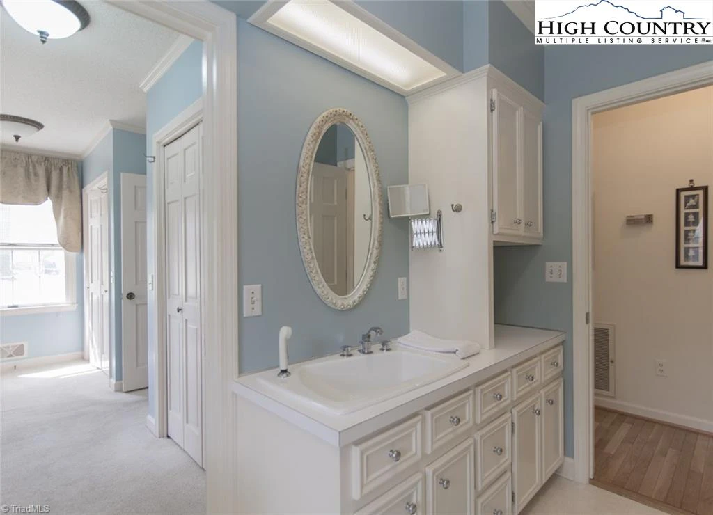 Image number 4 for the current listing
