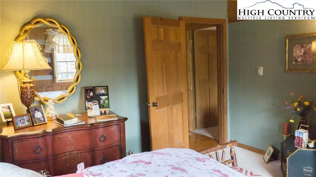 Image number 4 for the current listing