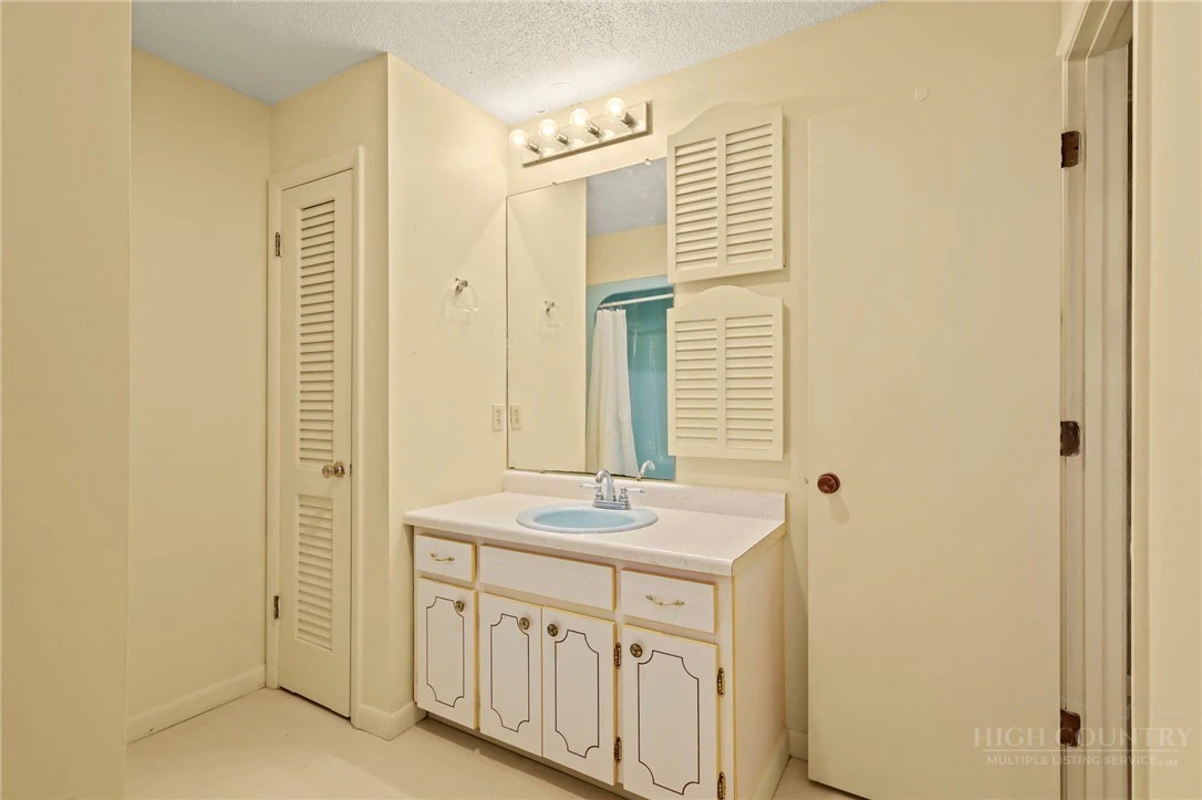 Image number 3 for the current listing
