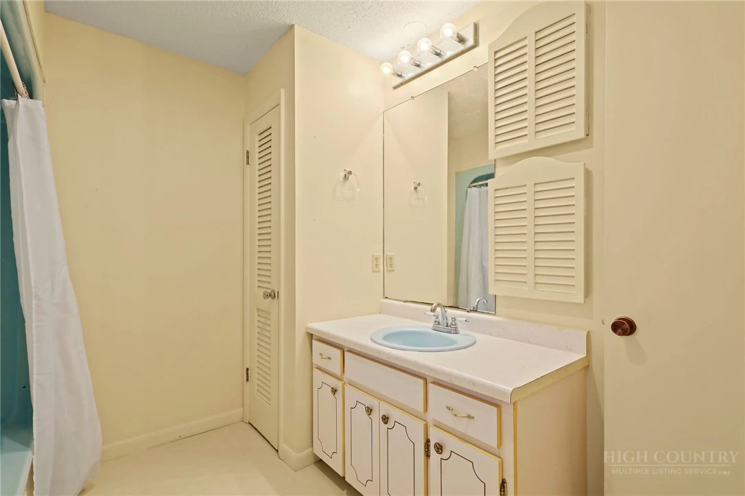Image number 4 for the current listing