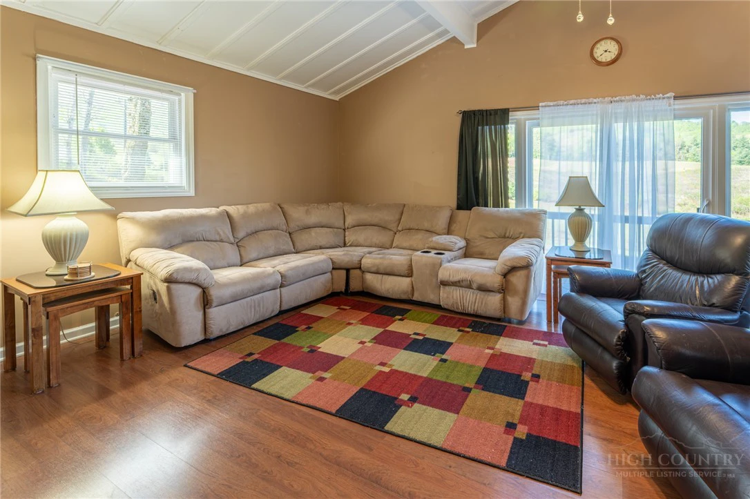 Image number 19 for the current listing
