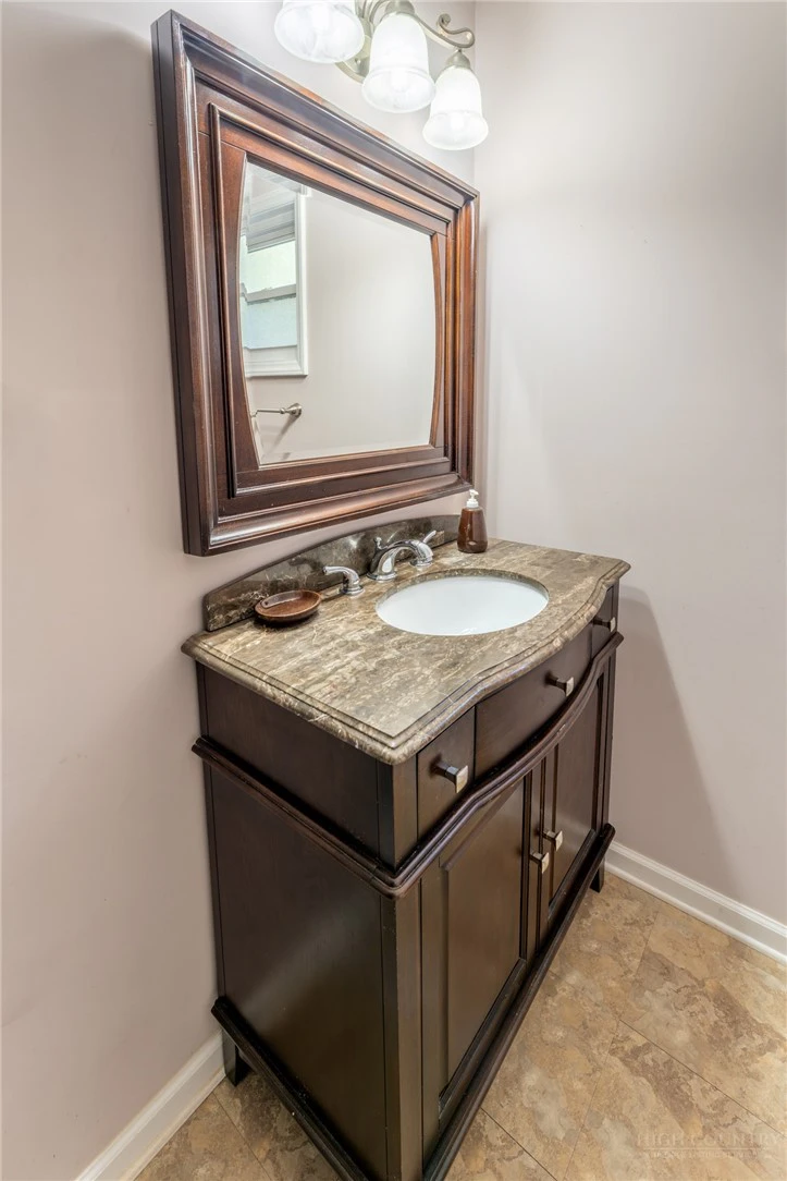 Image number 11 for the current listing