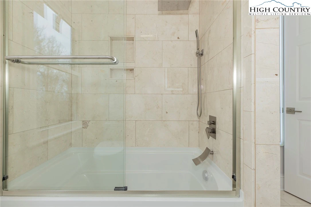 Image number 6 for the current listing