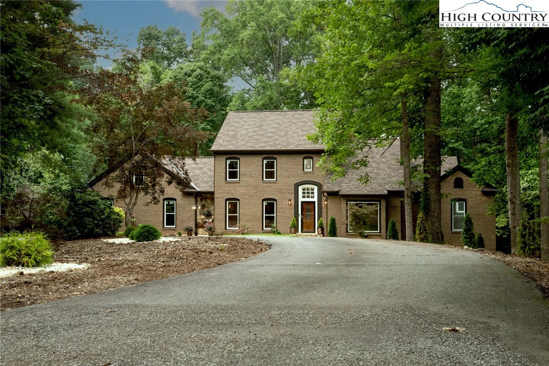 Image number 1 for the current listing