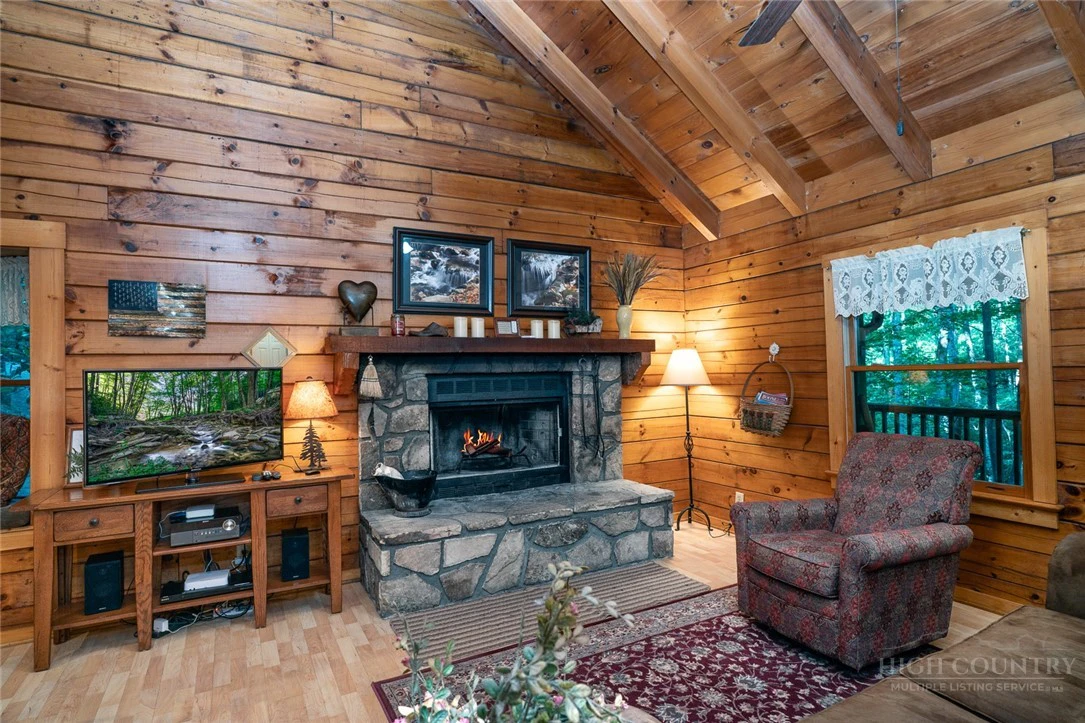 Image number 19 for the current listing