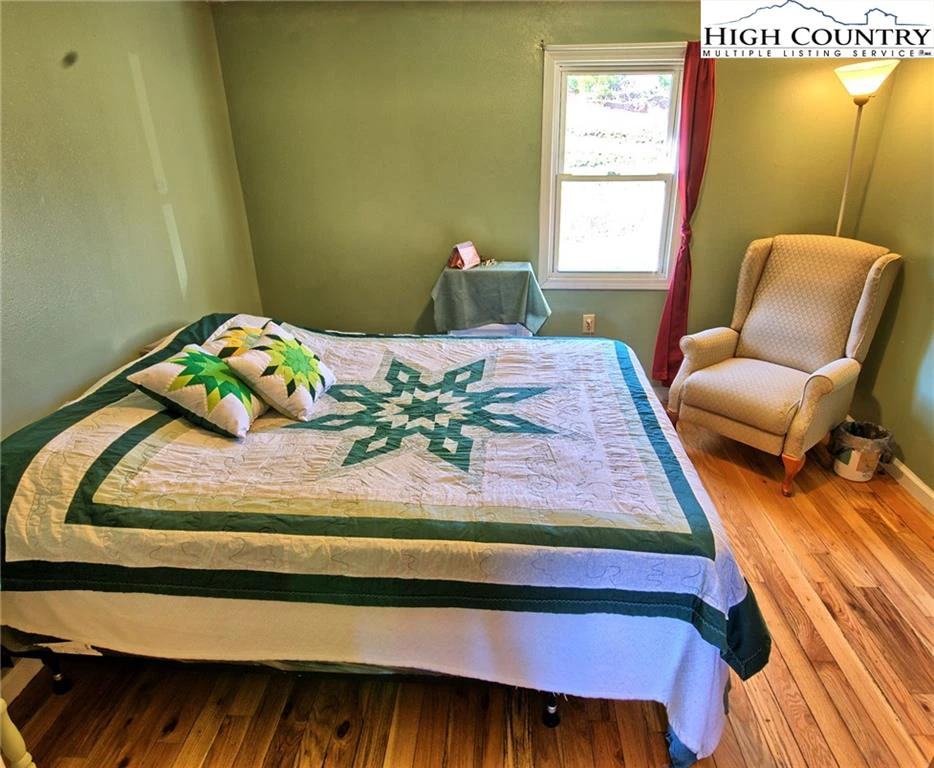 Image number 14 for the current listing