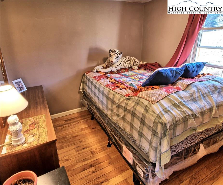 Image number 2 for the current listing