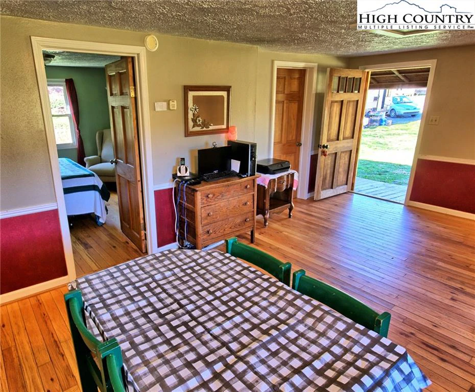 Image number 3 for the current listing