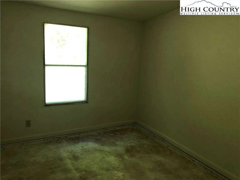 Image number 11 for the current listing