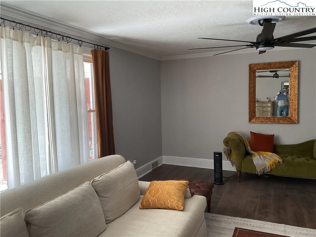 Image number 11 for the current listing