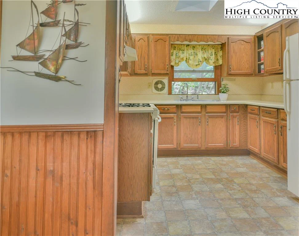 Image number 19 for the current listing