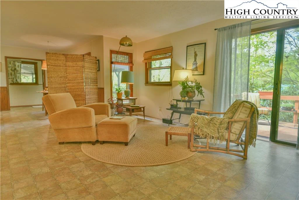 Image number 17 for the current listing