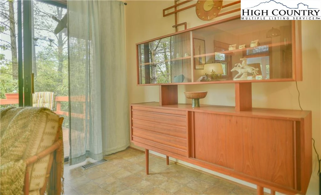 Image number 15 for the current listing