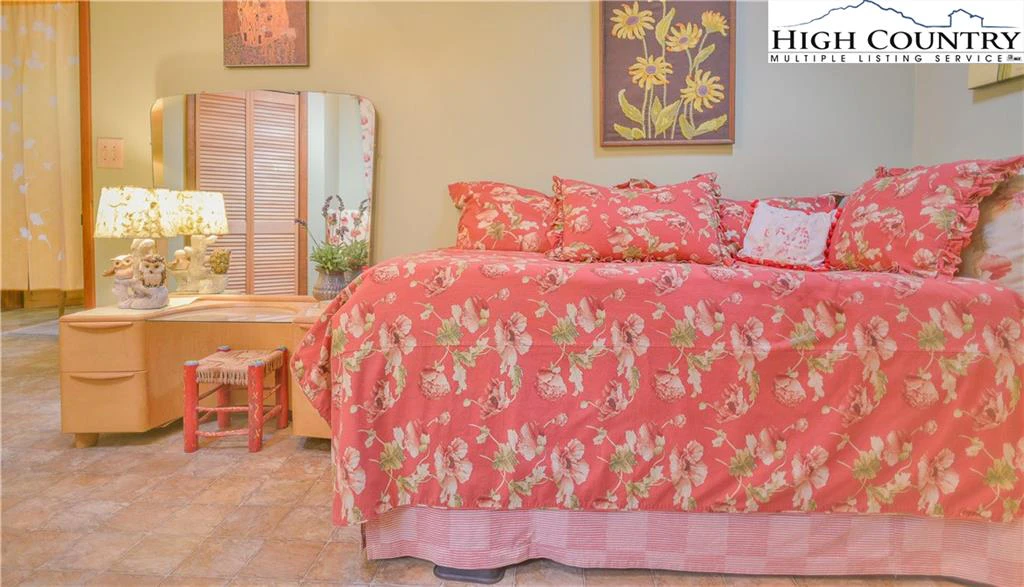 Image number 6 for the current listing