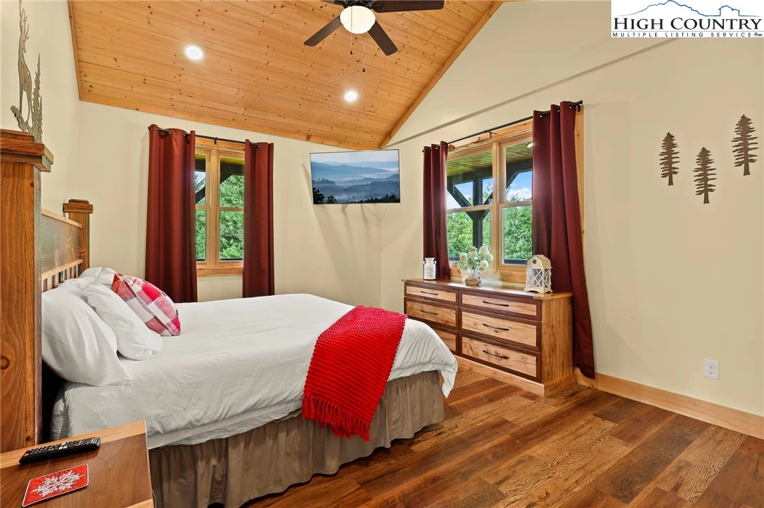 Image number 4 for the current listing
