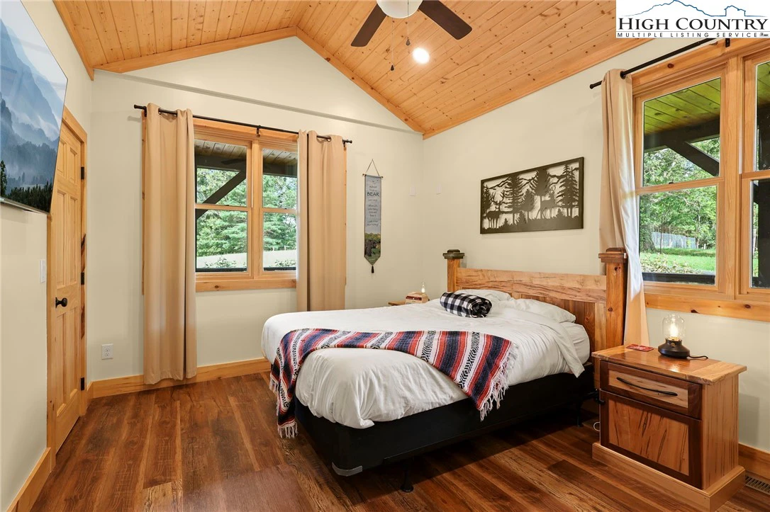 Image number 7 for the current listing